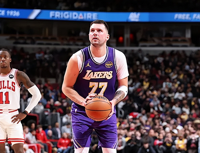 B体育平台-湖人入正轨！东契奇合理出手盘活全队，各配角攻守齐爆侵略性拉满|马库斯-斯玛特|八村塁|卢卡-东契奇|洛杉矶湖人队|杰克·拉拉维亚_新浪体育_新浪新闻